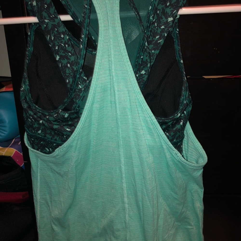 Green patterned tank top with built in sports bra. - Picture 5 of 5